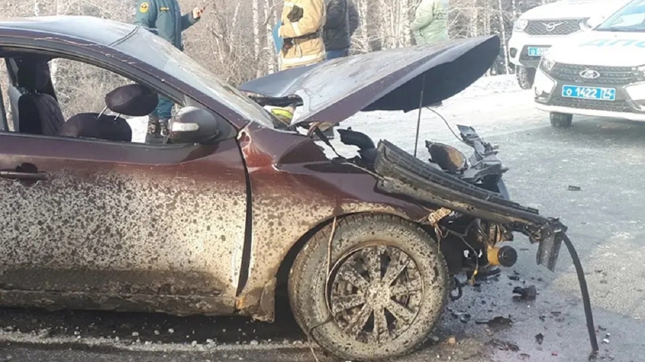 В лобовом ДТП на трассе в Челябинской области пострадали люди