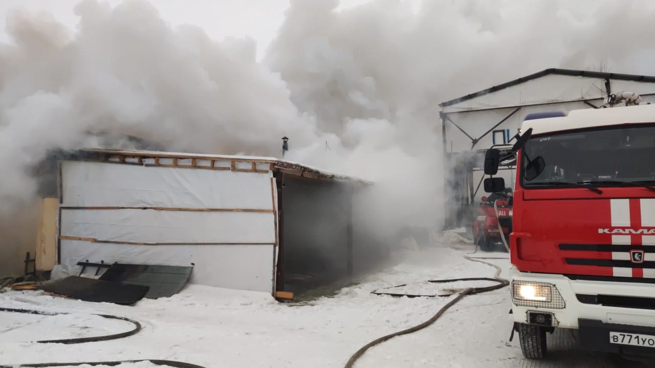 Цех по переработке древесины загорелся в Челябинске ВИДЕО