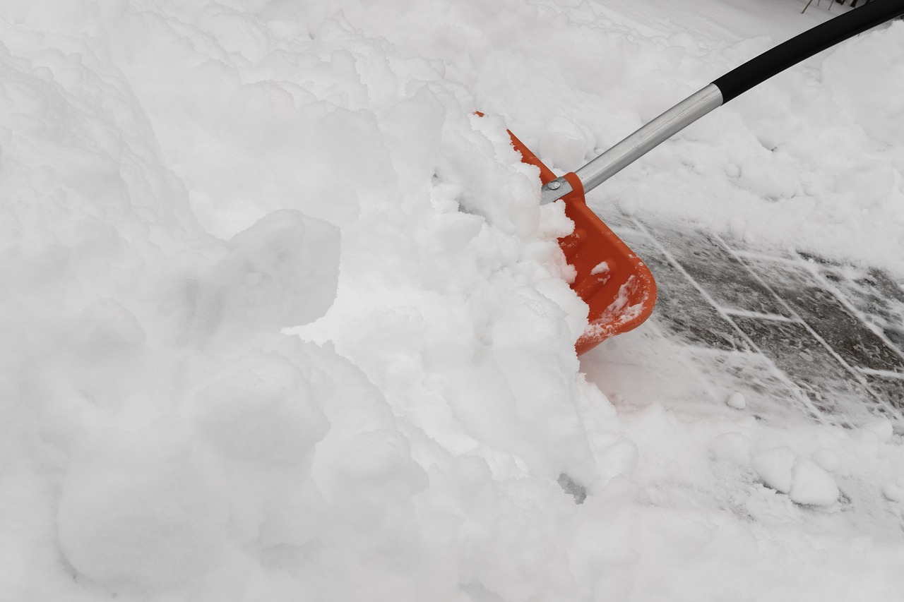 Изобретатель из Челябинской области собрал необычную машину для уборки снега
