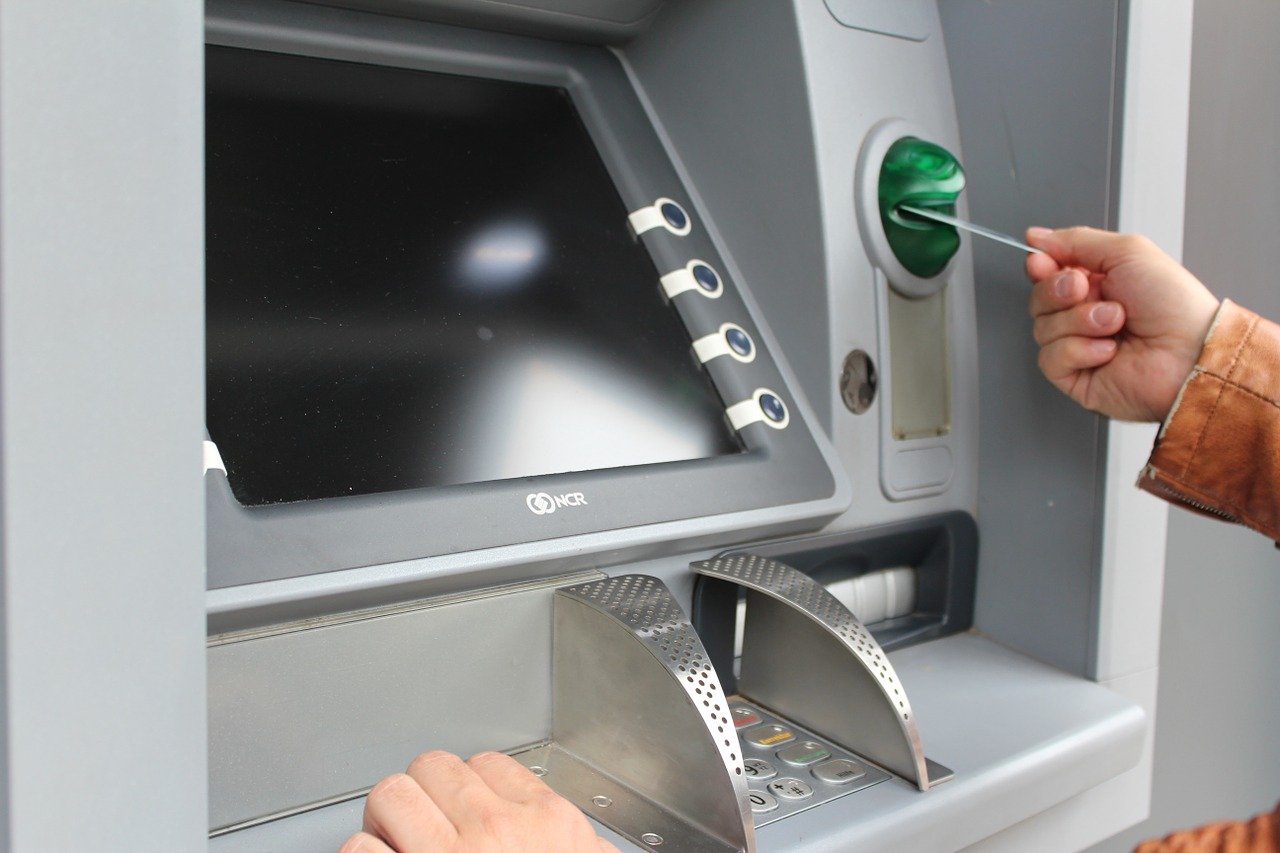 В Челябинске грабитель пытался монтировкой вскрыть банкомат
