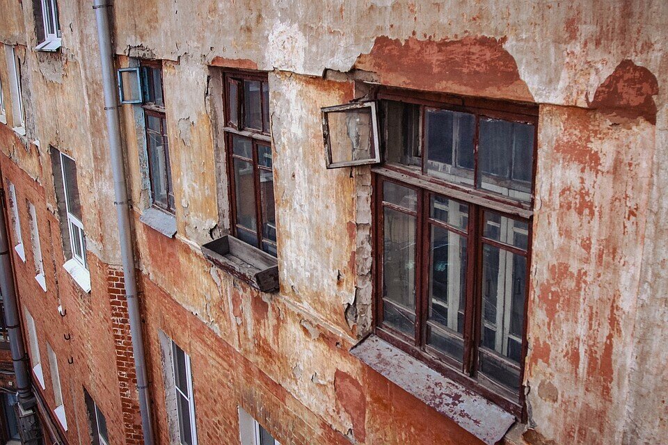 Опасная двухэтажка в Челябинской области рискует развалиться раньше, чем переселят жильцов 