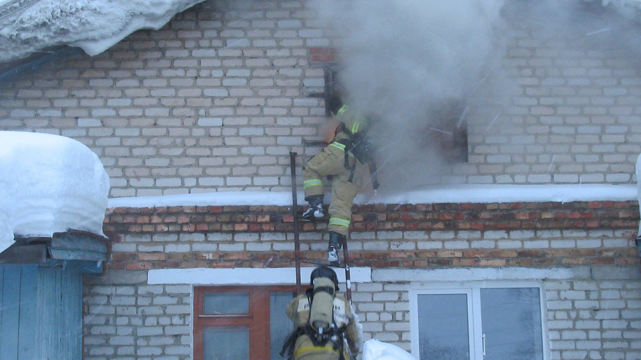 В Челябинской области мужчина пострадал, пытаясь потушить свой дом на пожаре