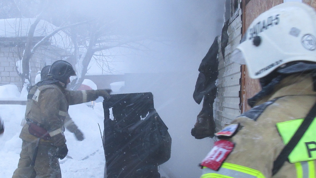 В Челябинской области мужчина пострадал, пытаясь потушить свой дом на пожаре