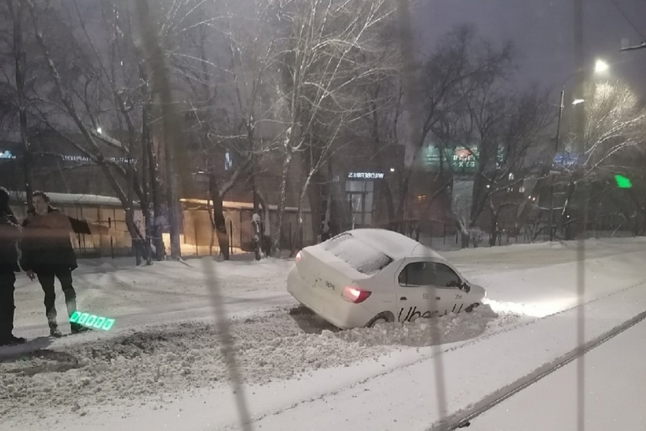 Такси в Челябинске провалилось в сугроб
