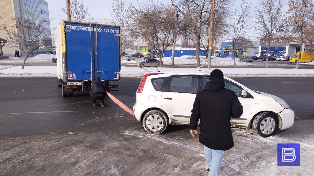 Оторвало бампер: из-за ДТП в Челябинске встало движение трамваев