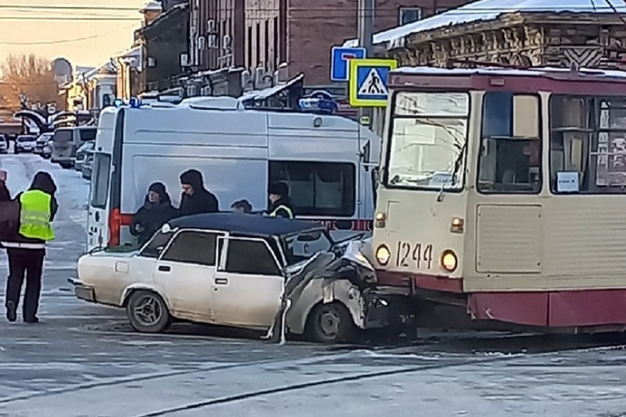 Трамвай протаранил легковой автомобиль в Челябинске