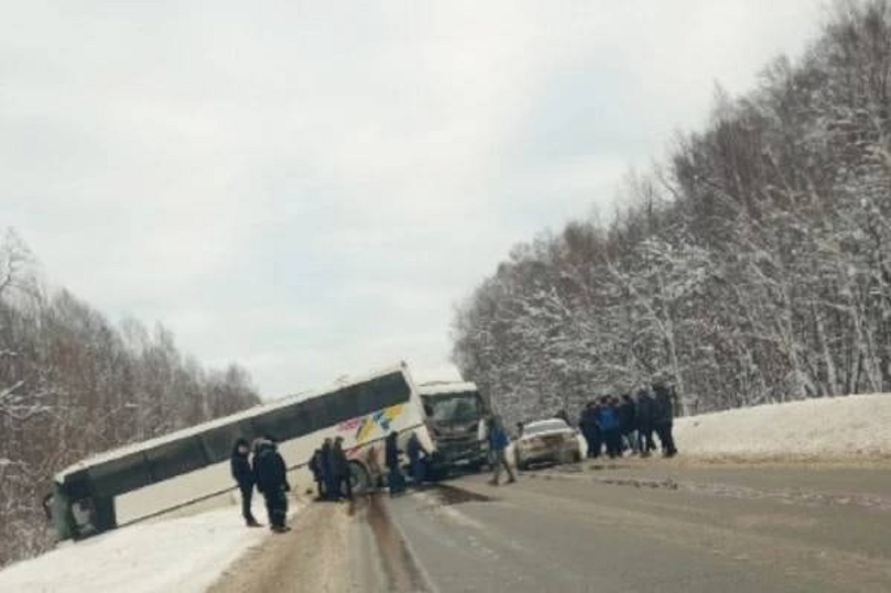 Автобус вылетел в кювет на трассе М5 на границе Челябинской области ВИДЕО