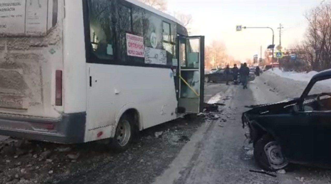 Маршрутка попала в ДТП в Челябинске, есть раненые 