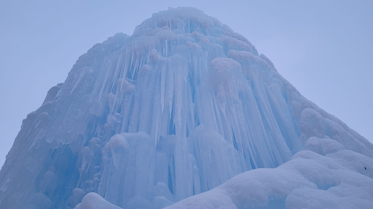 Ледяной фонтан изнутри: южноуральские туристы поделились необычными кадрами