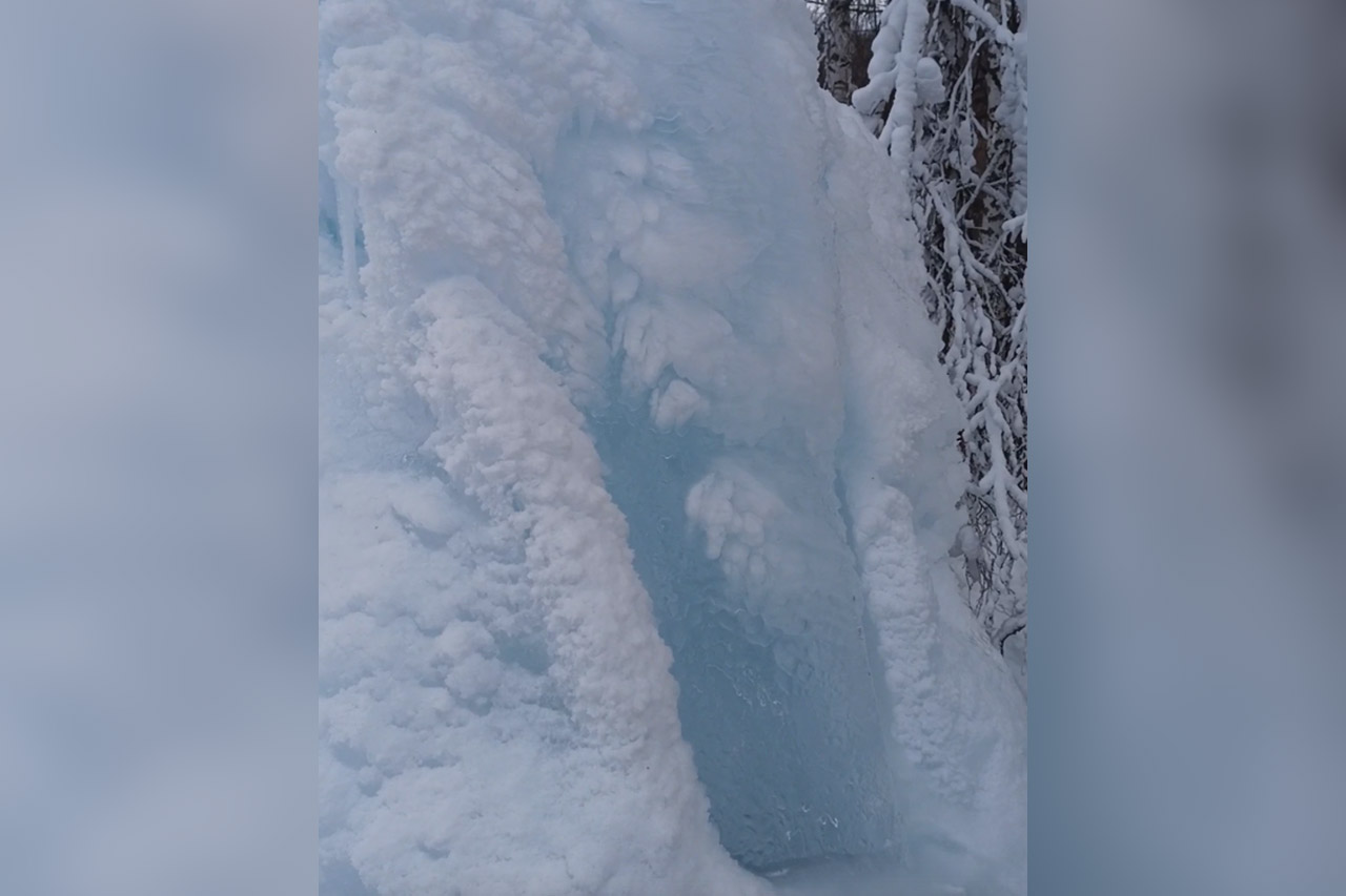 В Челябинской области из-за коммунальной аварии вырос ледяной фонтан