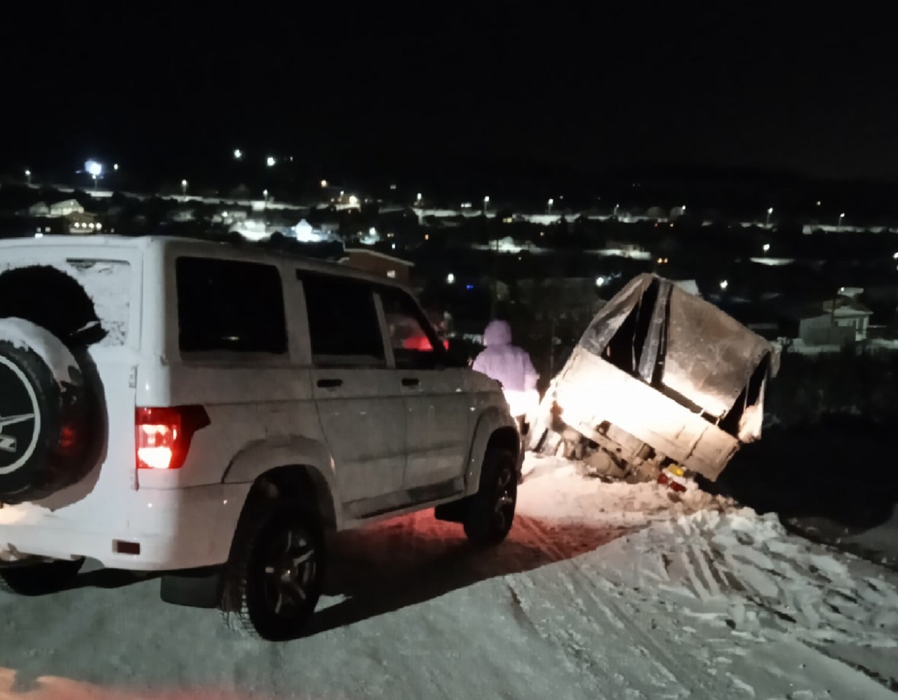Восемь часов на морозе: на Южном Урале автомобилисты спасли замерзшего водителя ВИДЕО