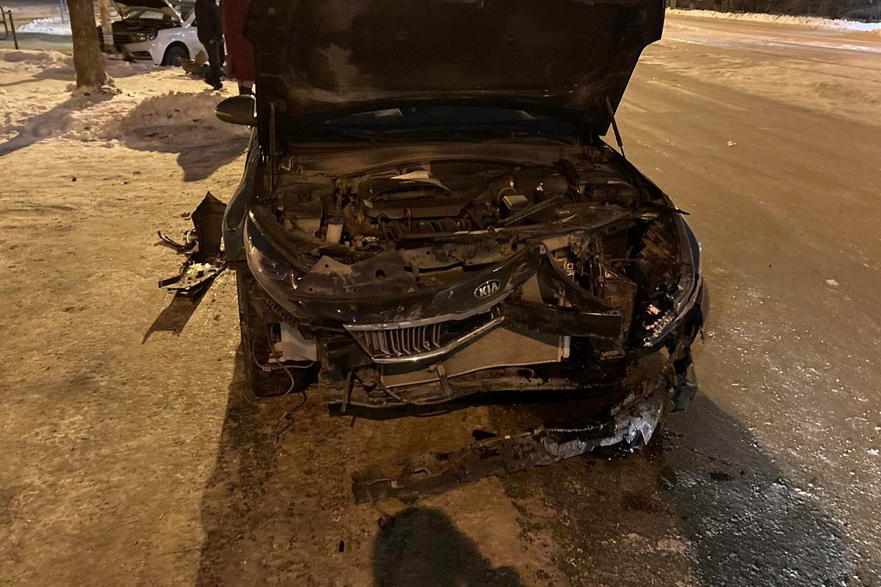 Вылетел с дороги: водитель врезался в столб в Челябинске