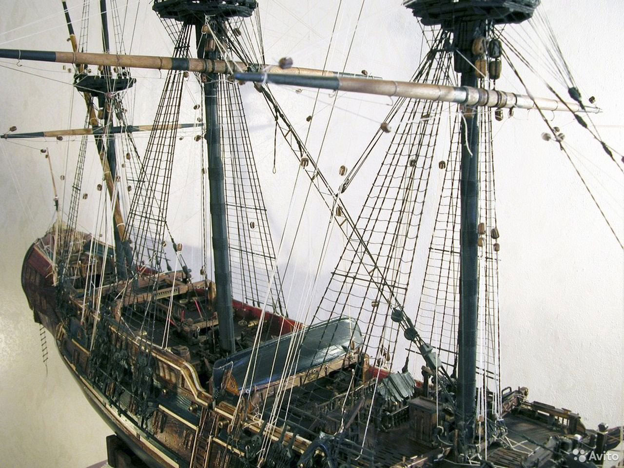 Челябинец создал копию корабля эпохи Петра I высотой с человеческий рост