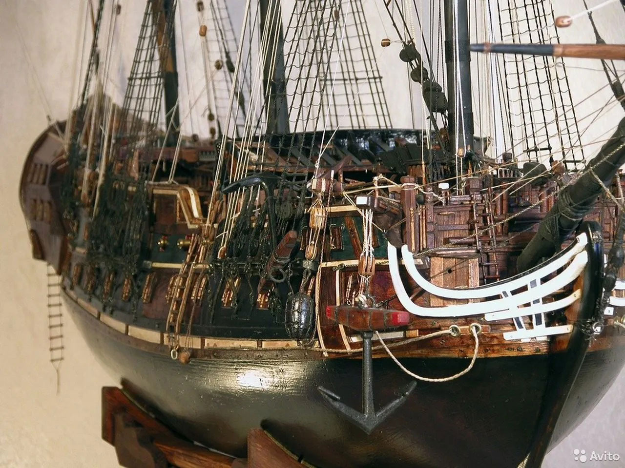Челябинец создал копию корабля эпохи Петра I высотой с человеческий рост