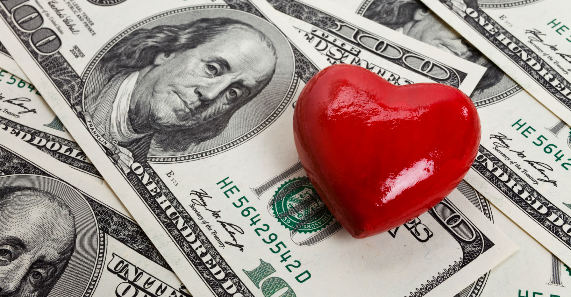 Что нужно для счастья разным знакам зодиака: деньги или любовь 