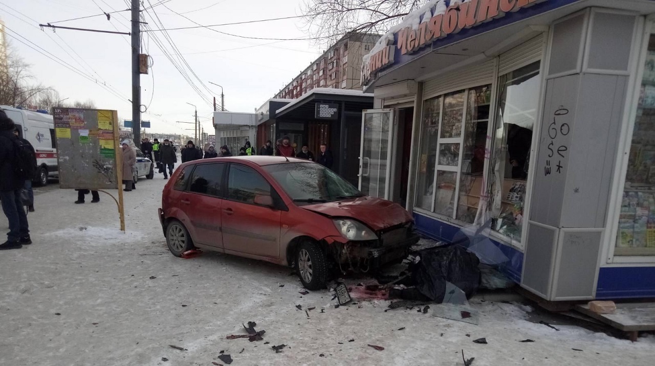 Пешеход оказался зажат между авто и киоском: смертельное ДТП на остановке в Челябинске