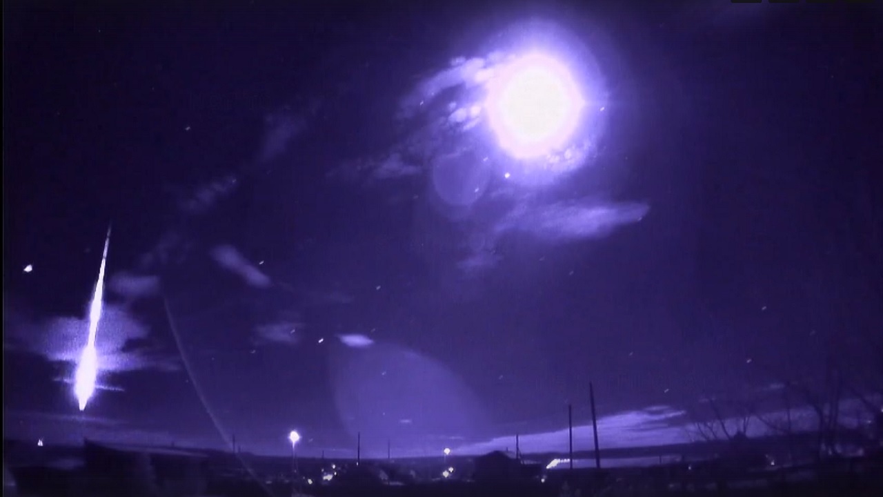 Яркий метеор заметили в небе над Уралом ВИДЕО