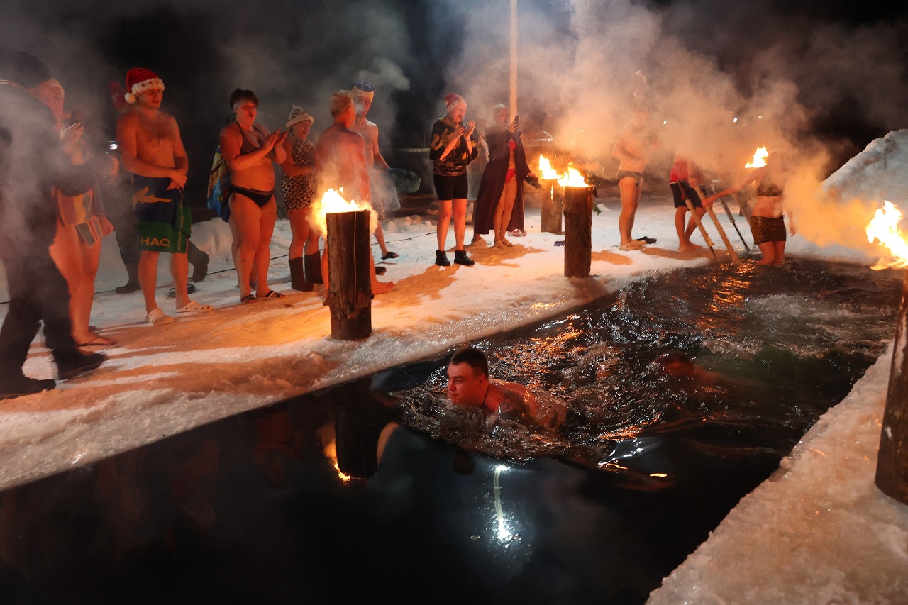 Как моржи в Челябинской области устроили ночные купания в проруби перед Новым годом