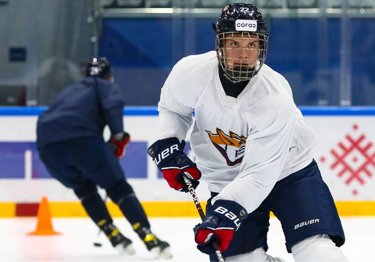 Хоккеист Данила Юров вернулся из Канады в Магнитогорск после ковидного карантина