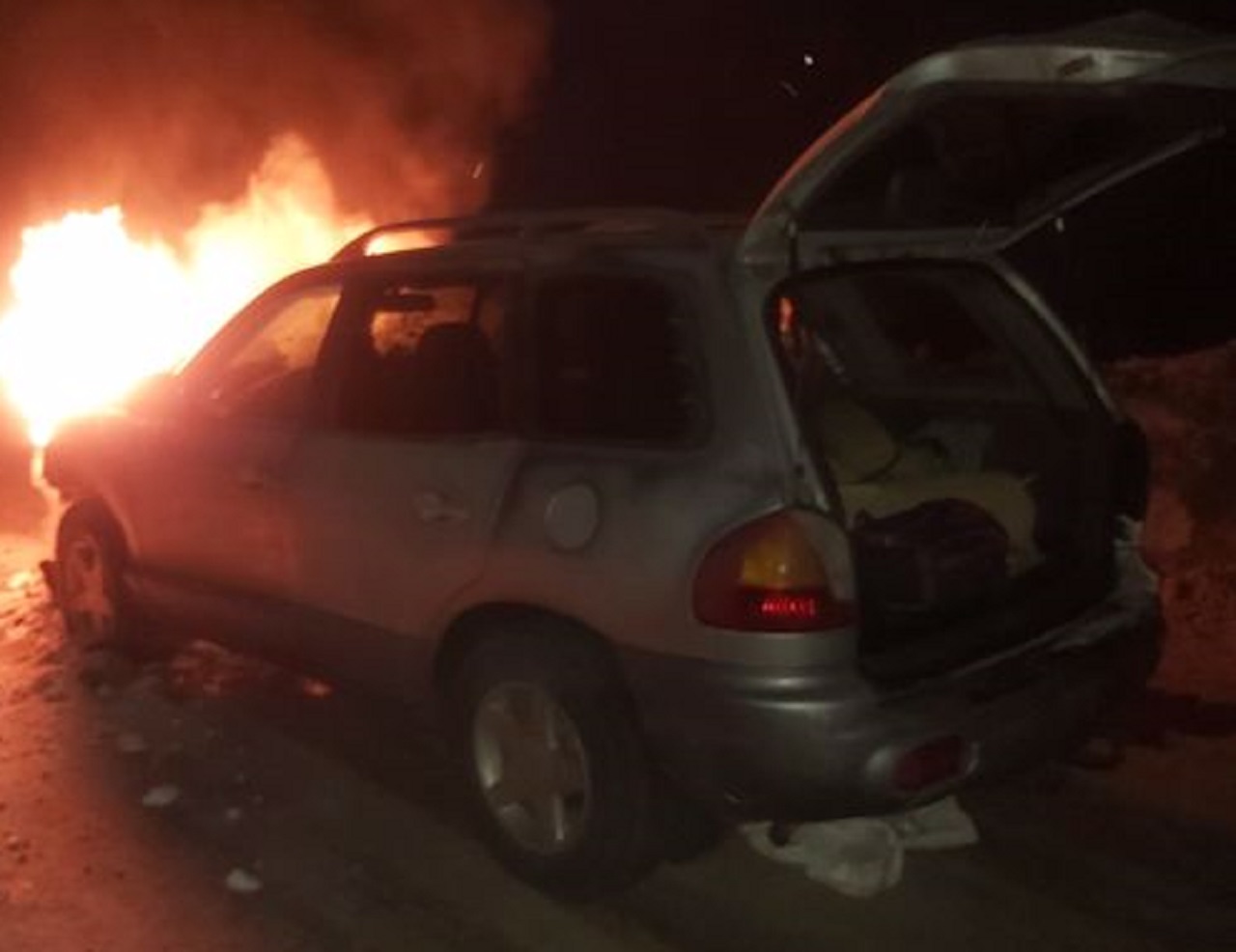 Вскрывали ломом: на Урале бойцы ОМОН бросили свое авто и кинулись тушить горящую машину ВИДЕО