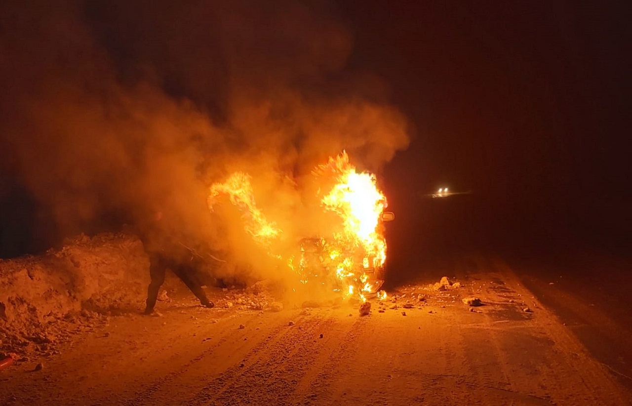 Вскрывали ломом: на Урале бойцы ОМОН бросили свое авто и кинулись тушить горящую машину ВИДЕО