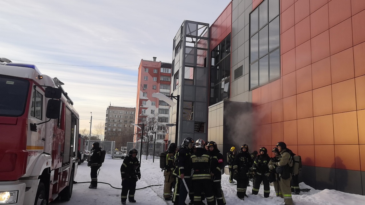 Здание СПА-центра загорелось в Челябинске