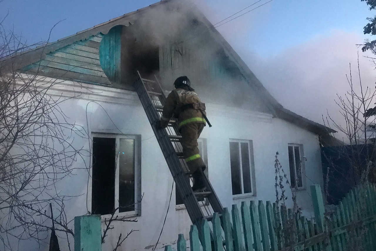 Пожар вспыхнул в жилом доме под Челябинском, есть погибший