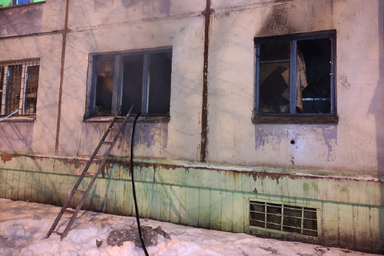 В Челябинске во время пожара 3 человека погибли, одного удалось спасти из горящей квартиры 