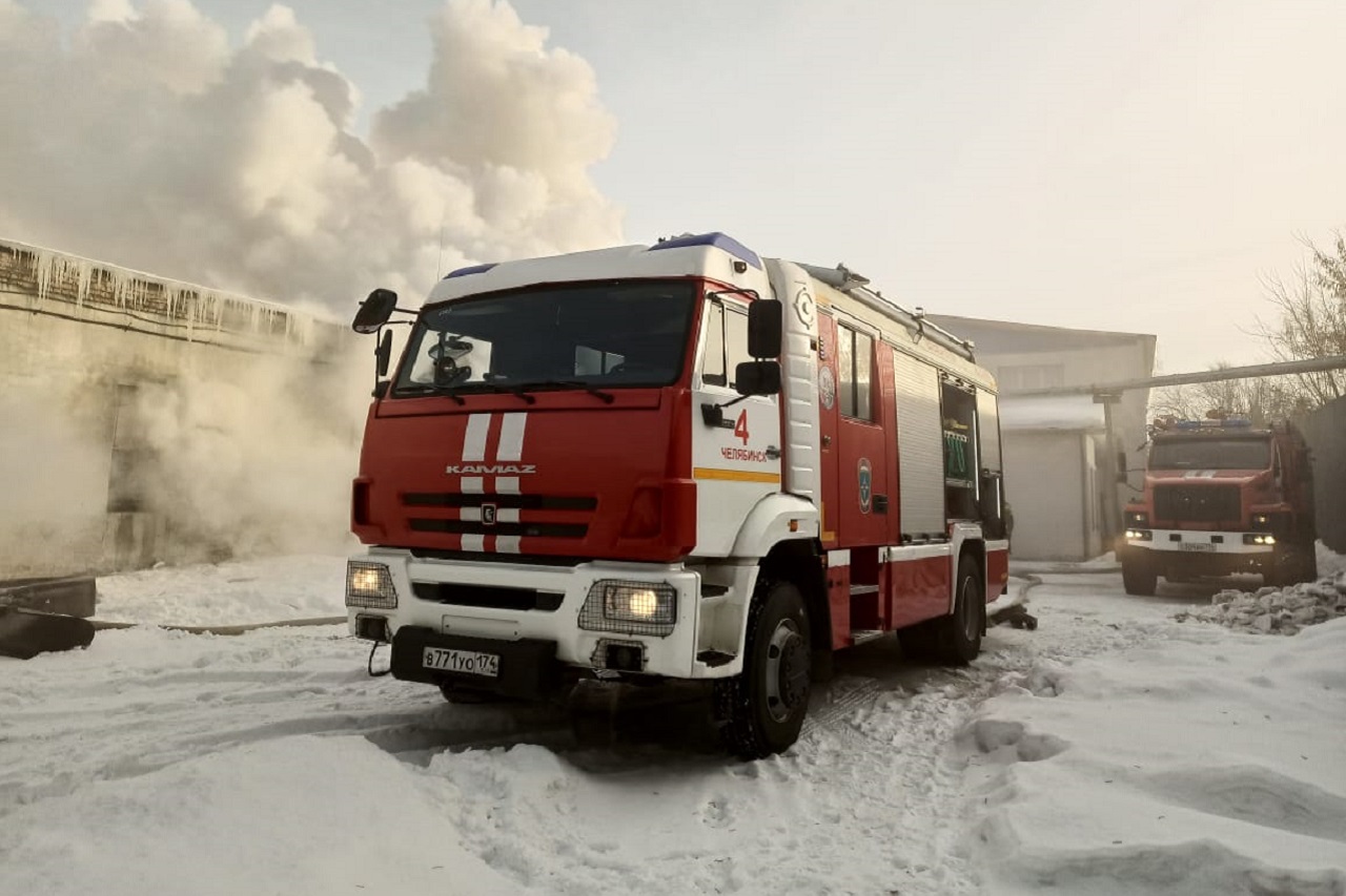 Из-за пожара в цеху в Челябинске эвакуированы 20 человек