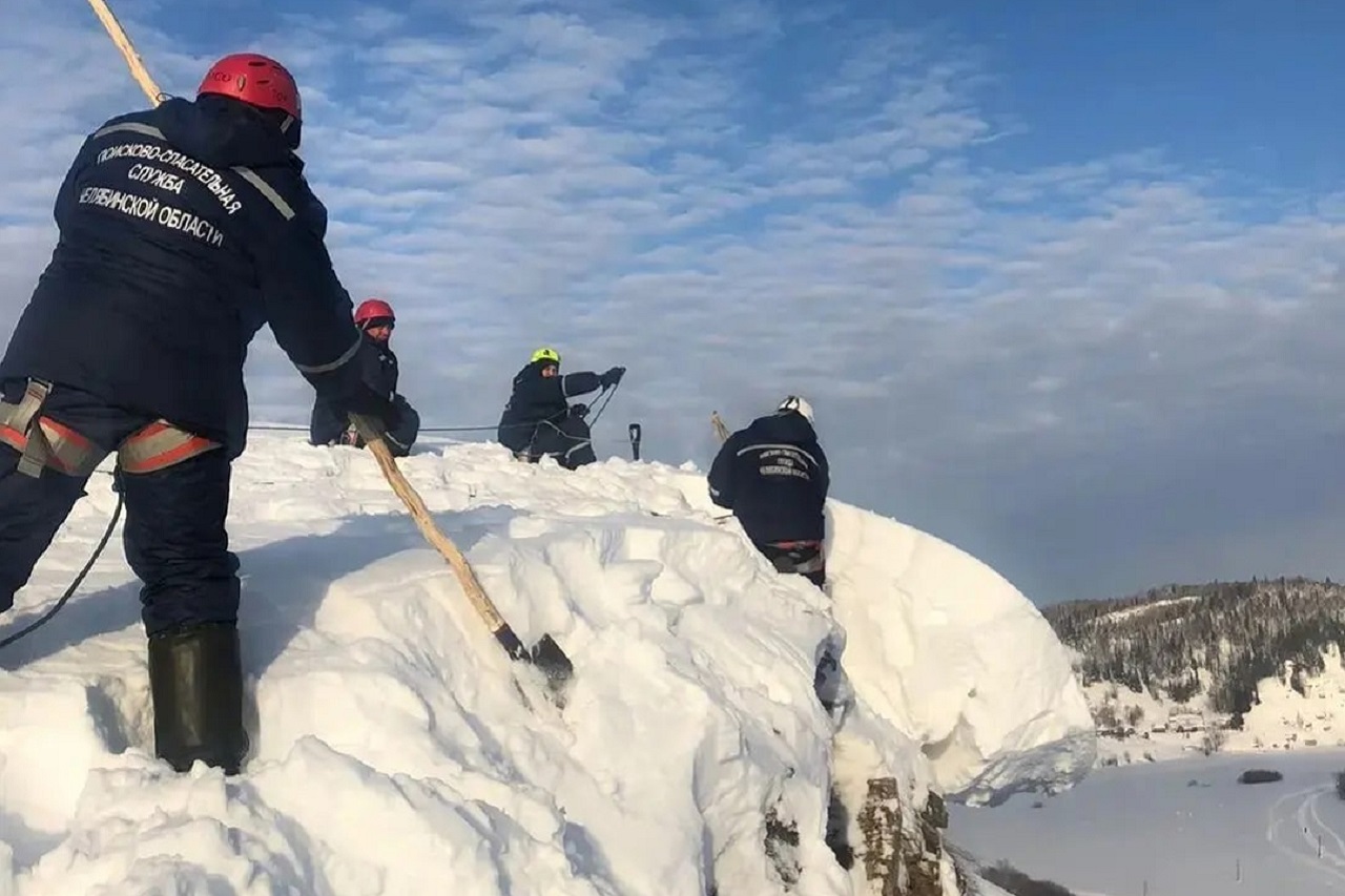 Угрожала лавина: огромную гору снега убрали с опасного склона на Южном Урале
