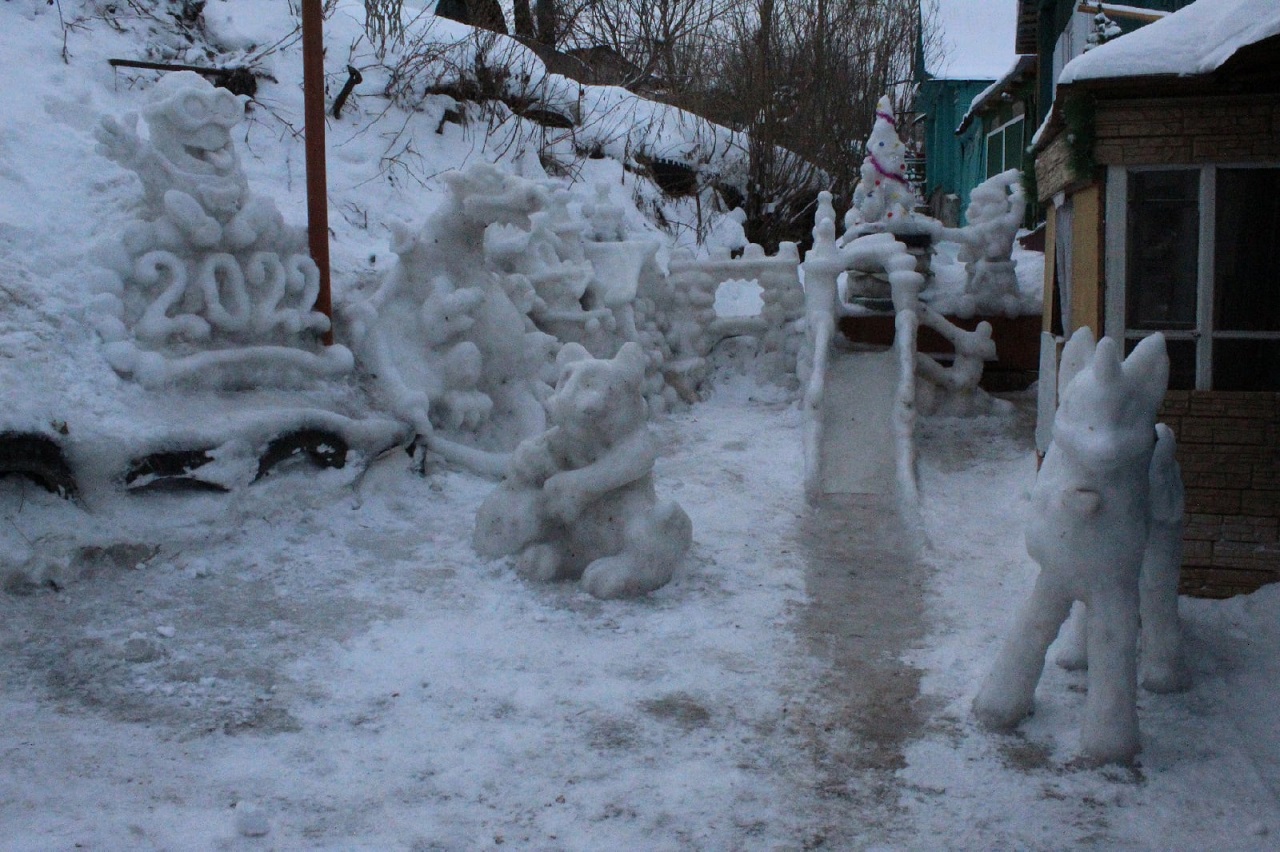 Не хуже, чем в мегаполисах: пенсионер из Челябинской области соорудил необычный ледовый городок