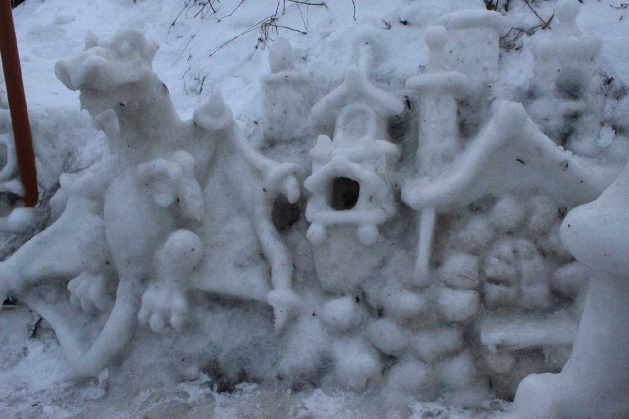 Не хуже, чем в мегаполисах: пенсионер из Челябинской области соорудил необычный ледовый городок