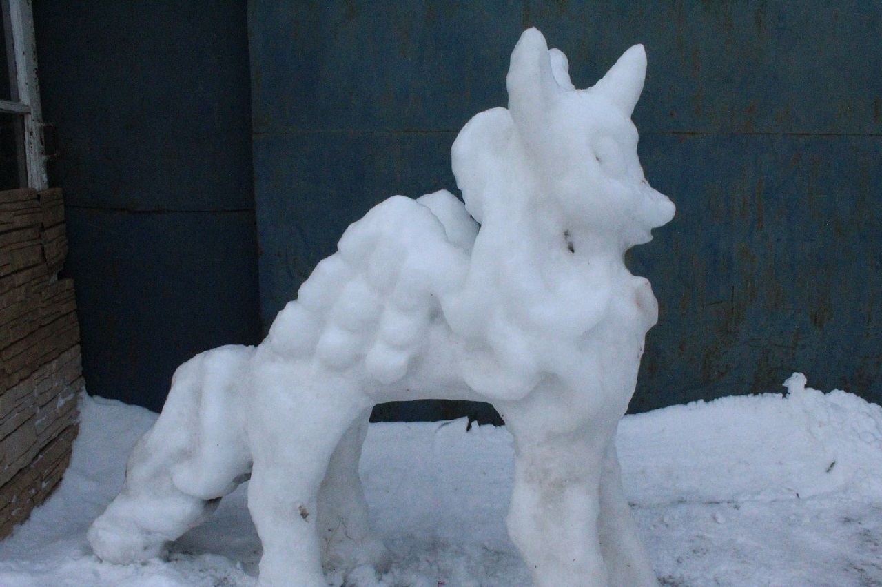 Не хуже, чем в мегаполисах: пенсионер из Челябинской области соорудил необычный ледовый городок