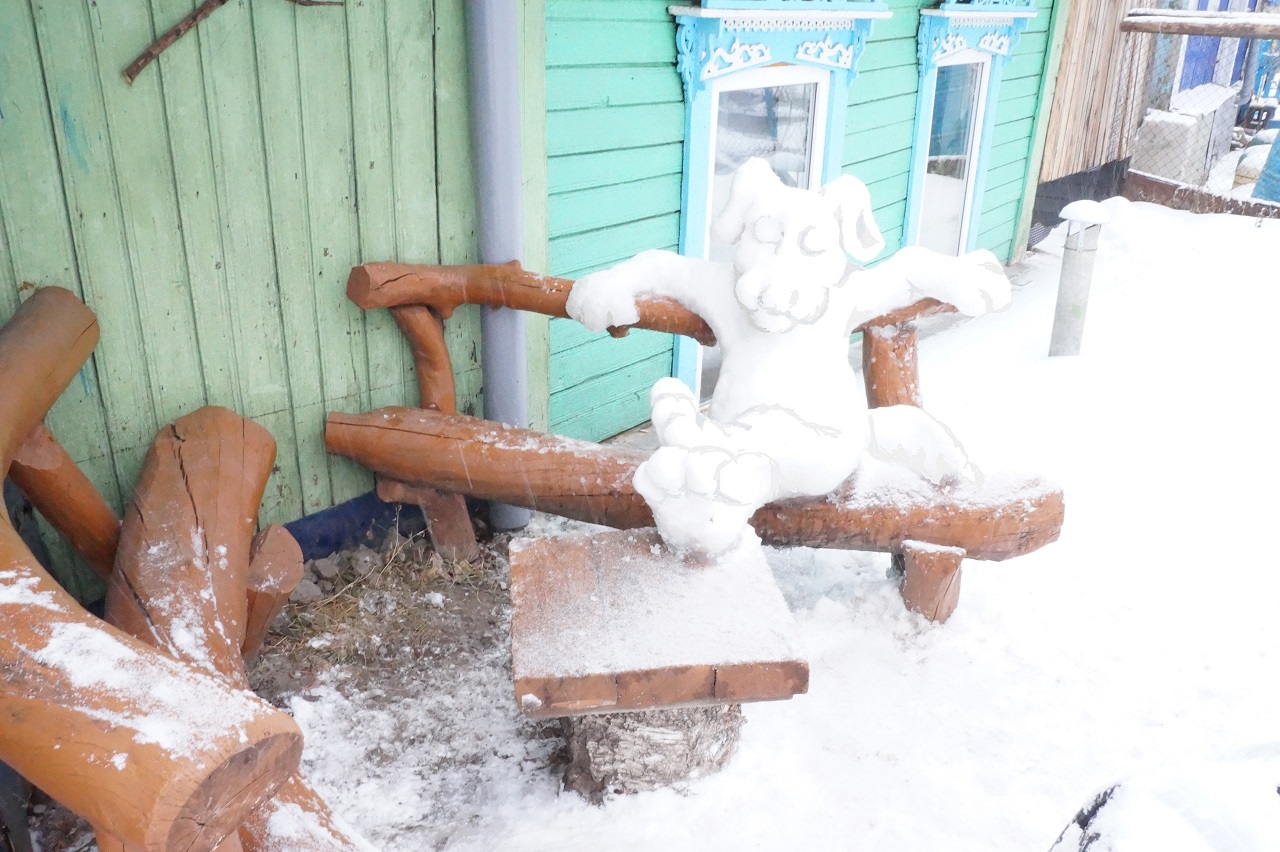 Не хуже, чем в мегаполисах: пенсионер из Челябинской области соорудил необычный ледовый городок