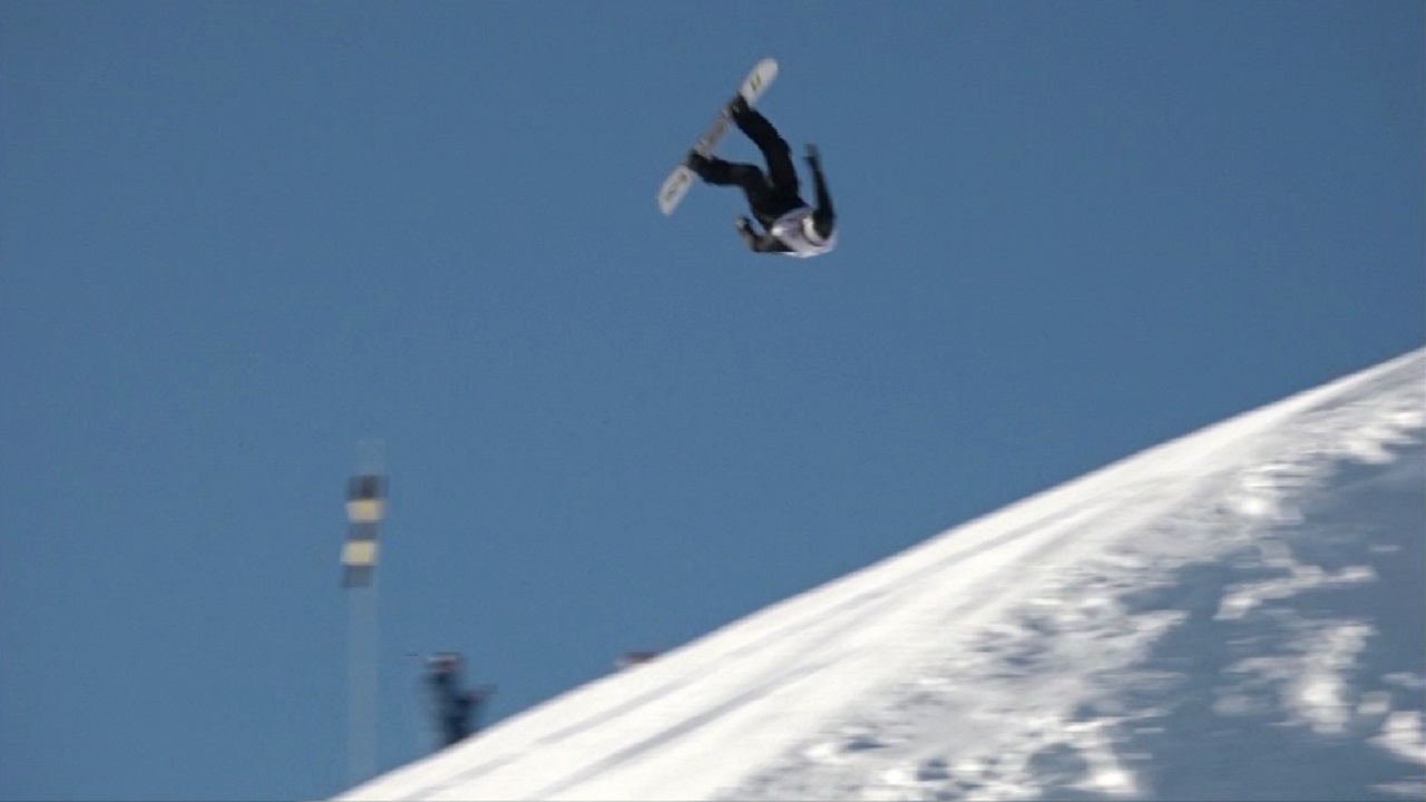 Бросили вызов гравитации: сноубордисты показали головокружительные трюки на Южном Урале