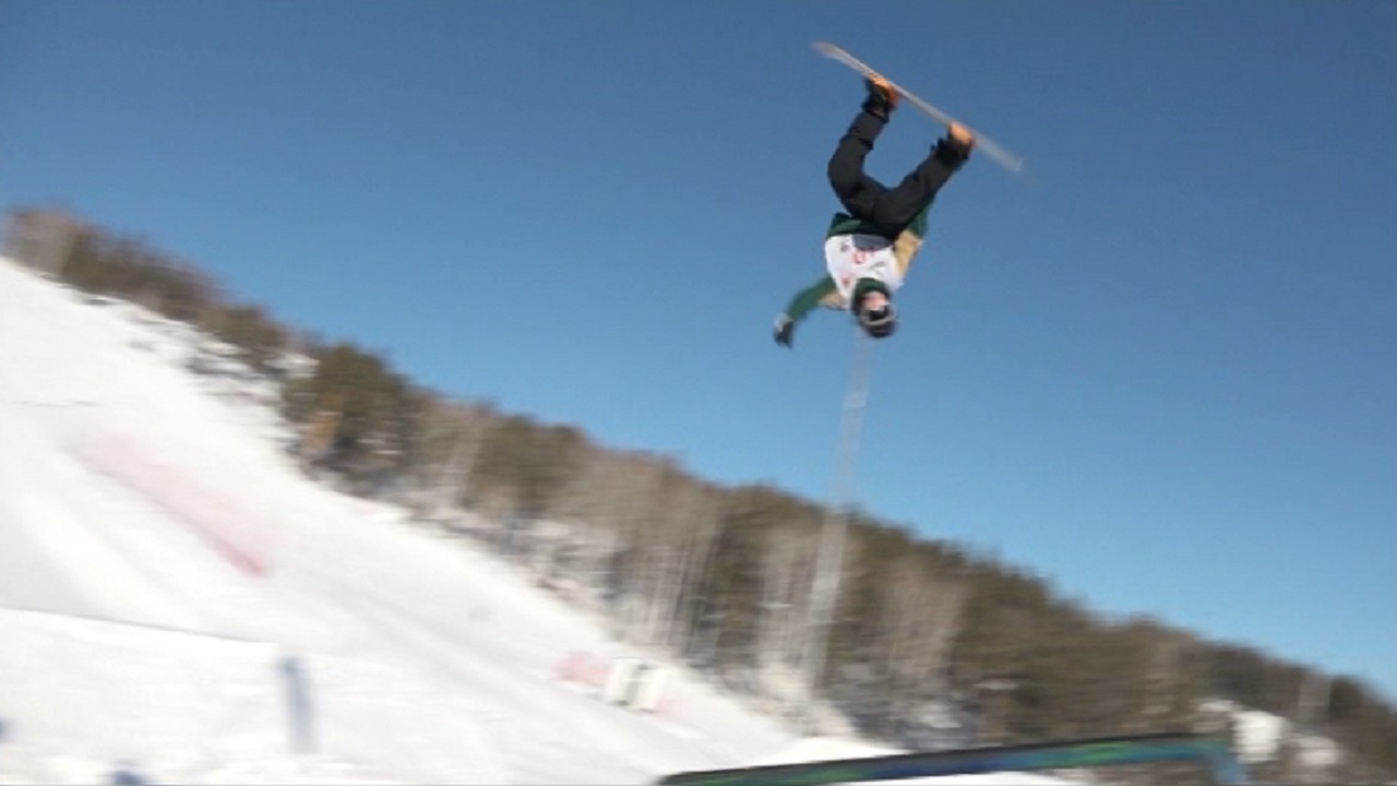 Бросили вызов гравитации: сноубордисты показали головокружительные трюки на Южном Урале