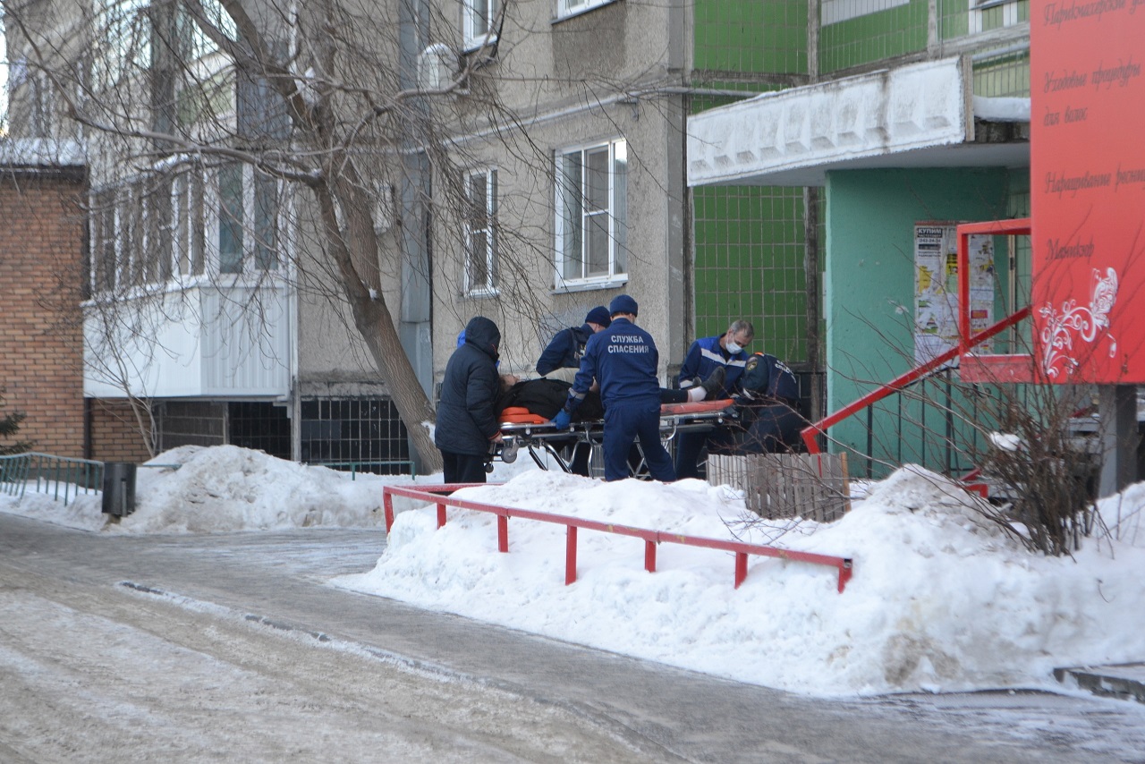 В Челябинске из многоэтажки еле вытащили на стуле мужчину с экстремальным весом