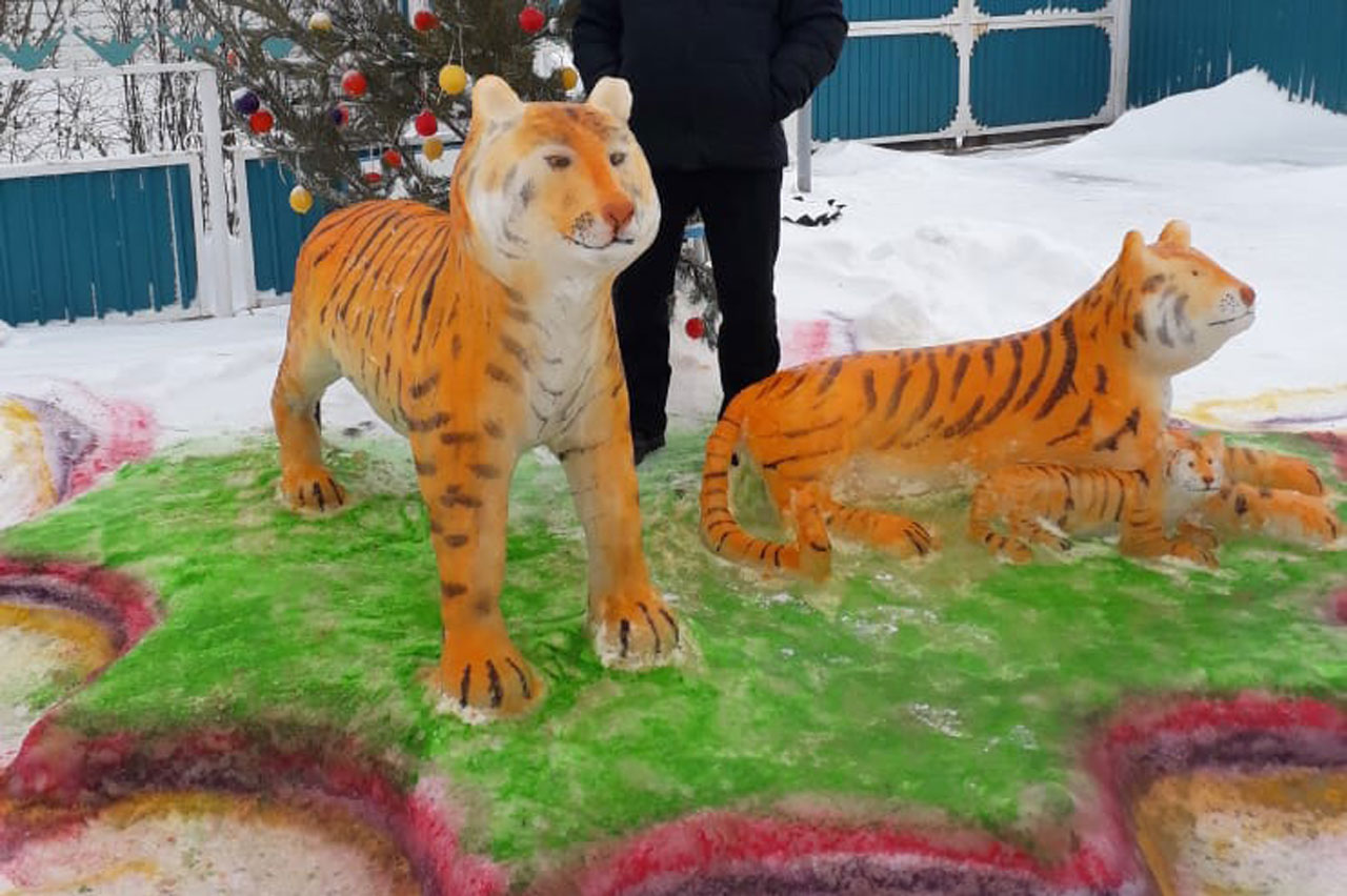 Пожарный в Челябинской области слепил тигров из снега
