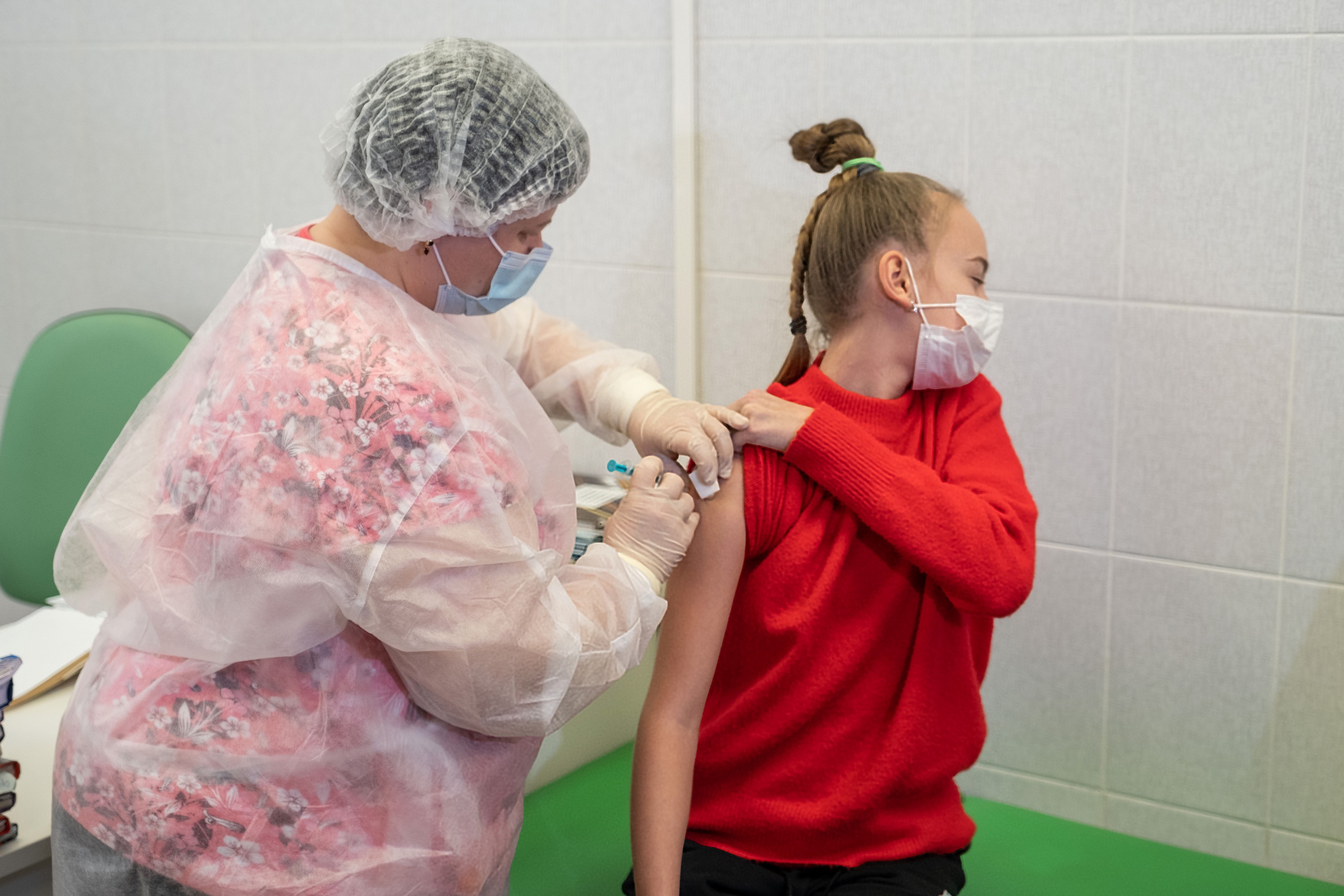 В Челябинске подростков начали прививать от коронавируса: где можно вакцинироваться