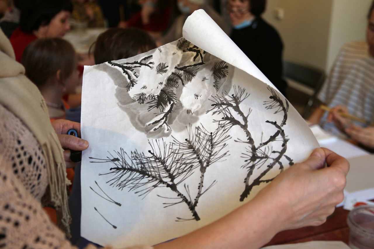 Жителей Челябинска обучают древней японской технике рисования