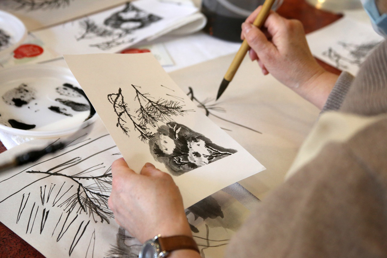 Жителей Челябинска обучают древней японской технике рисования