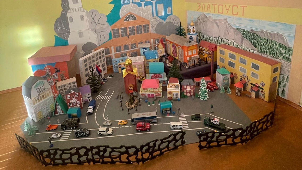 Улицы из картона: школьники из Златоуста создали миниатюрную копию города