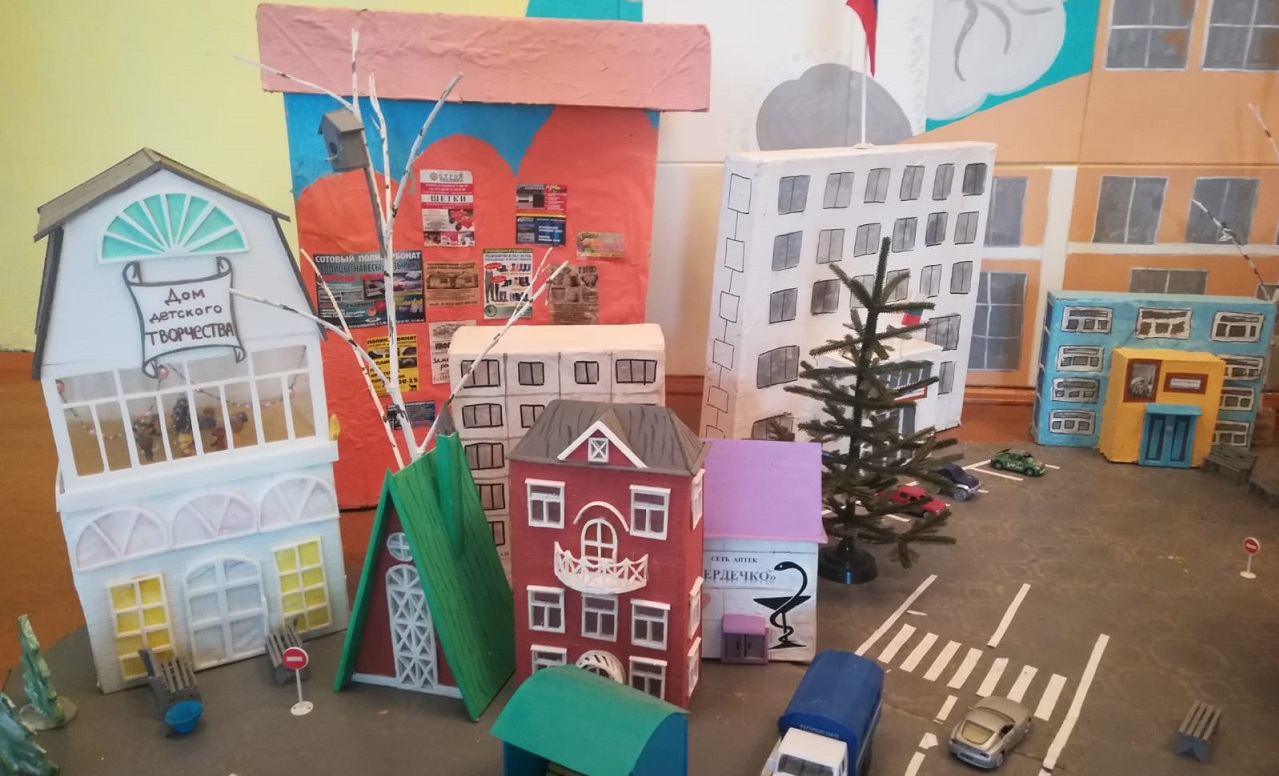 Улицы из картона: школьники из Златоуста создали миниатюрную копию города