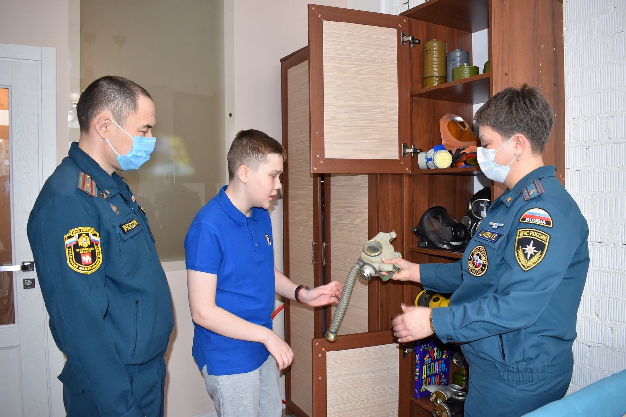 После падения метеорита мальчик из Челябинска собрал коллекцию противогазов После падения метеорита мальчик из Челябинска собрал коллекцию противогазов