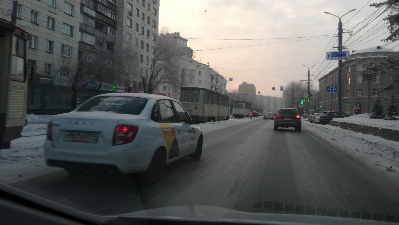 Из-за ДТП в центре Челябинска парализовано движение трамваев