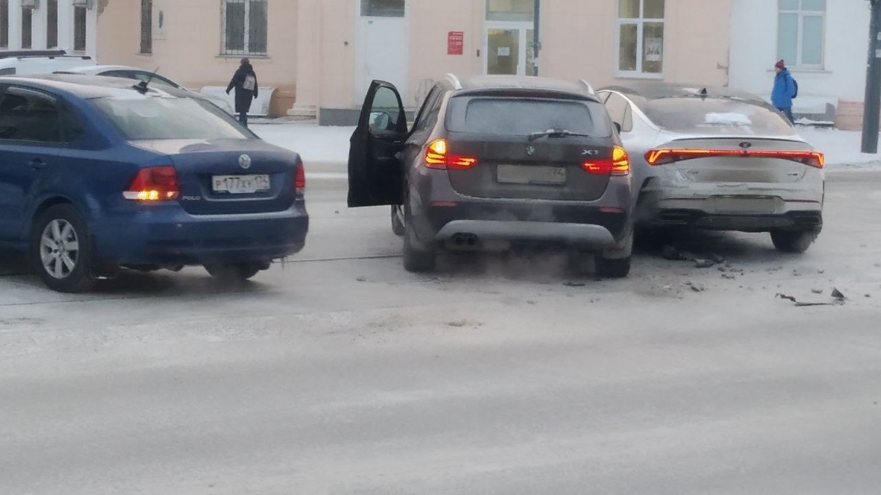 Из-за ДТП в центре Челябинска парализовано движение трамваев