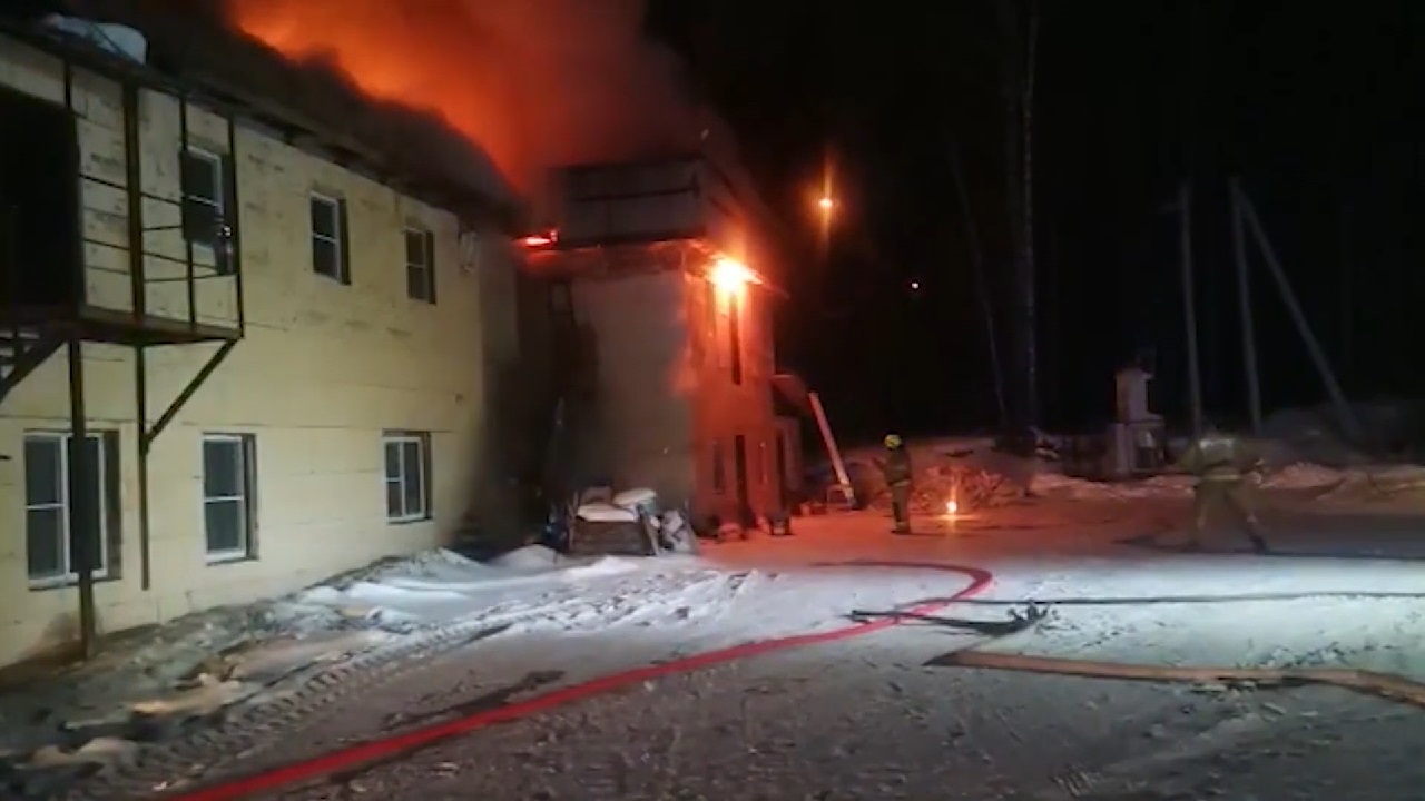 В Челябинской области сотрудники ДПС спасли и согрели людей во время ночного пожара