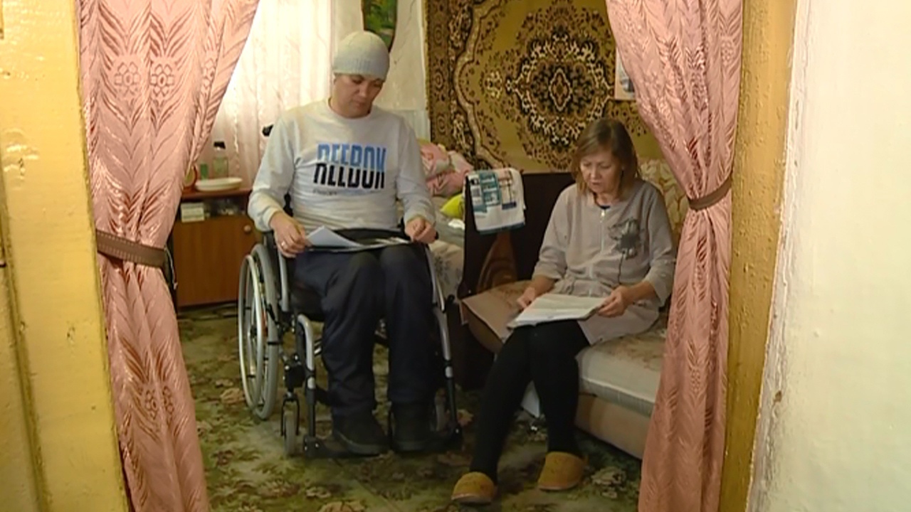 Как семья инвалидов из Челябинской области проживает в ветхом доме, который не хотят расселять