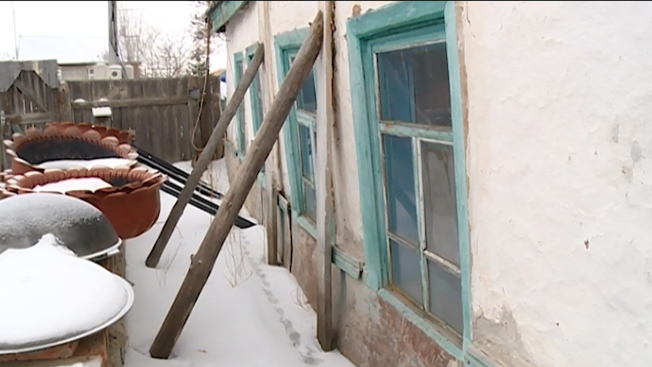 Как семья инвалидов из Челябинской области проживает в ветхом доме, который не хотят расселять