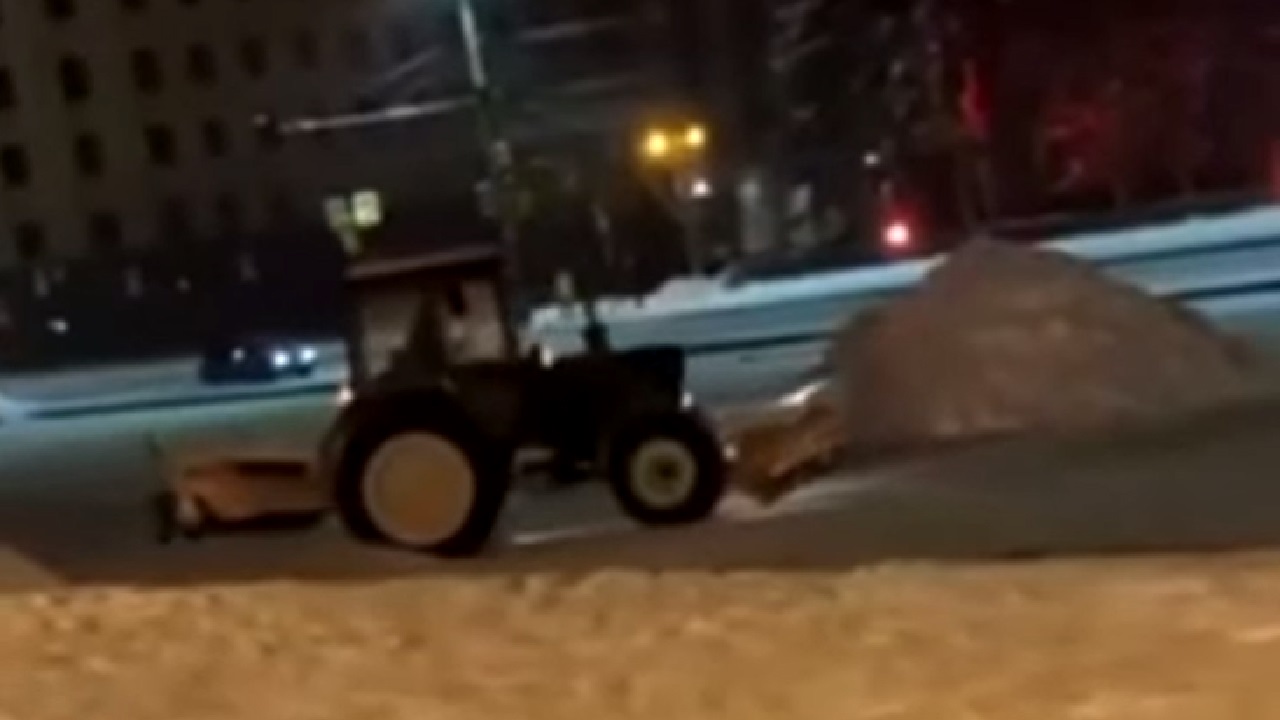 Дрифт на тракторе устроили в центре Челябинска ВИДЕО